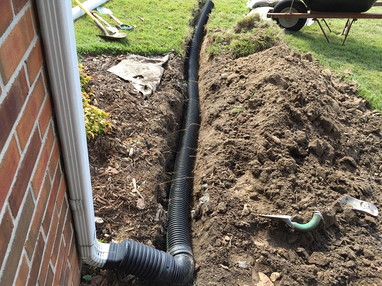 Dans de nombreux cas, la meilleure solution serait de combiner le système de drainage avec le système de drainage. Installation du tuyau de vidange