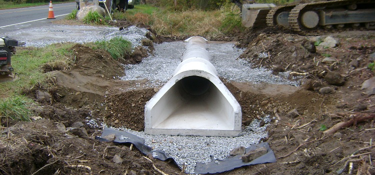 Lorsque vous décidez de faire le drainage du site de vos propres mains, vous devez étudier les règles de pose des tuyaux de drainage Installation du tuyau de vidange