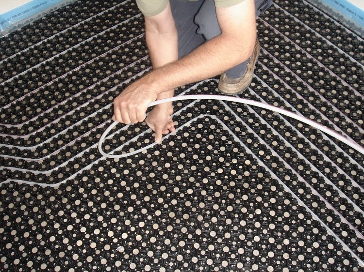La distance entre les tuyaux de petit diamètre ne doit pas être grande pour que le chauffage par le sol soit aussi uniforme que possible Pose de tuyaux pour chauffage par le sol