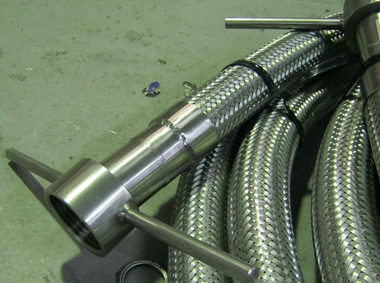 Pour travailler dans des conditions difficiles, appliquez les types de tuyaux qui résistent à des températures et des pressions élevées zazemlenie-metallorukava-3