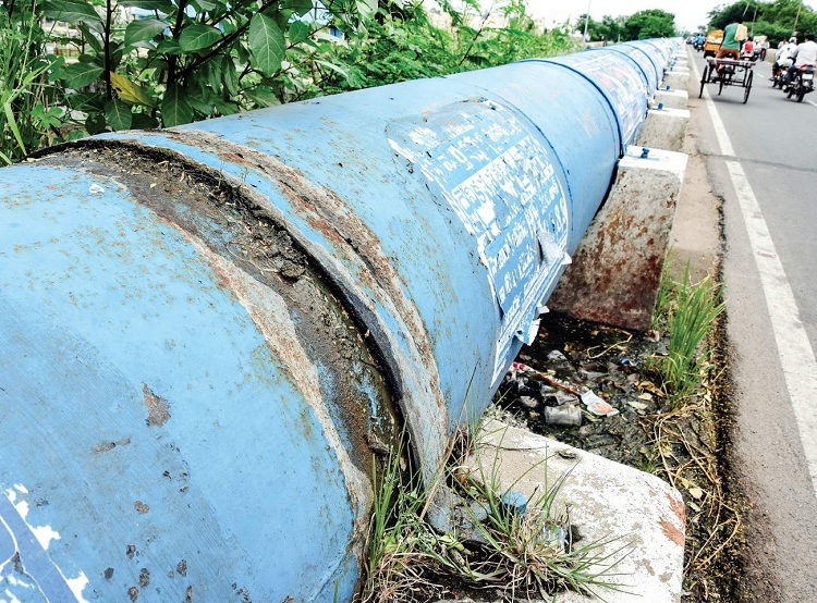 Dans les tuyaux anciens, la résistance hydraulique augmente, car en raison de la prolifération des parois intérieures des tuyaux, leur jeu est réduit Calcul hydraulique des pipelines