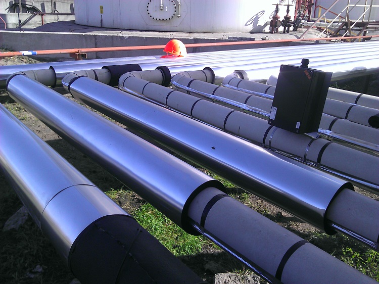 Pour une installation externe, le câble est fixé aux tuyaux avec du ruban métallique ou des pinces à intervalles réguliers Chauffage des conduites d'eau et d'égout
