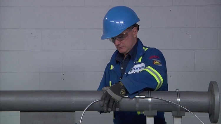 Le câble peut être posé de deux manières seulement - à l'extérieur ou à l'intérieur du tuyau Chauffage des conduites d'eau et d'égout