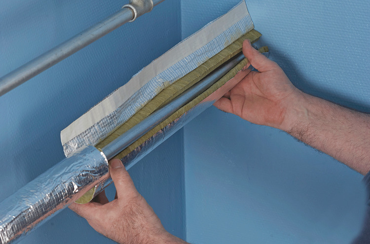 Pour isoler le tuyau avec un câble, vous avez besoin d'un appareil de chauffage, par exemple, une coque en PPU Chauffage des conduites d'eau et d'égout