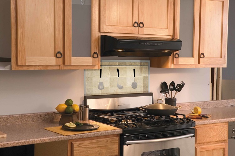 Si le bâtiment a une mauvaise ventilation, la hotte intégrée plate peut ne pas faire face à sa tâche Comment cacher l'ondulation dans la cuisine de la hotte