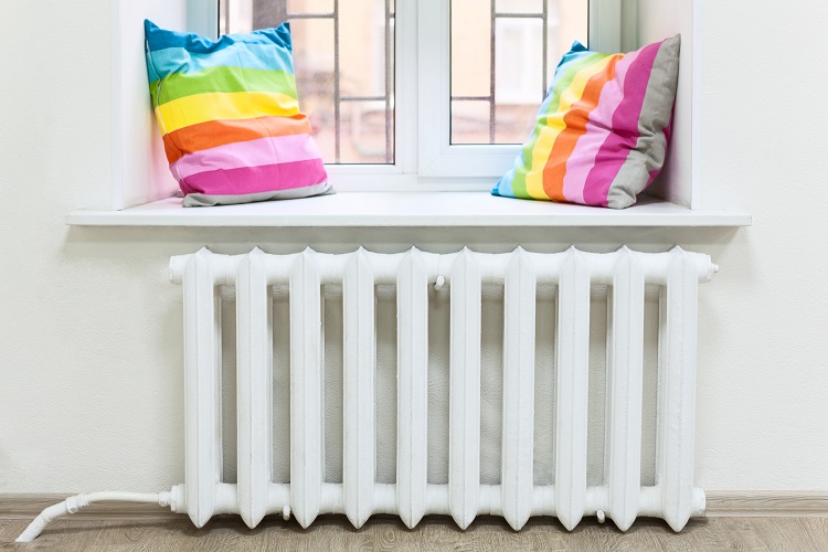 Traditionnellement, les radiateurs sont placés sous le rebord de la fenêtre. Options de raccordement du radiateur de chauffage