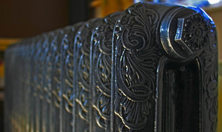 Un radiateur en fonte avec une surface décorative peut devenir une décoration intérieure Options de raccordement du radiateur de chauffage