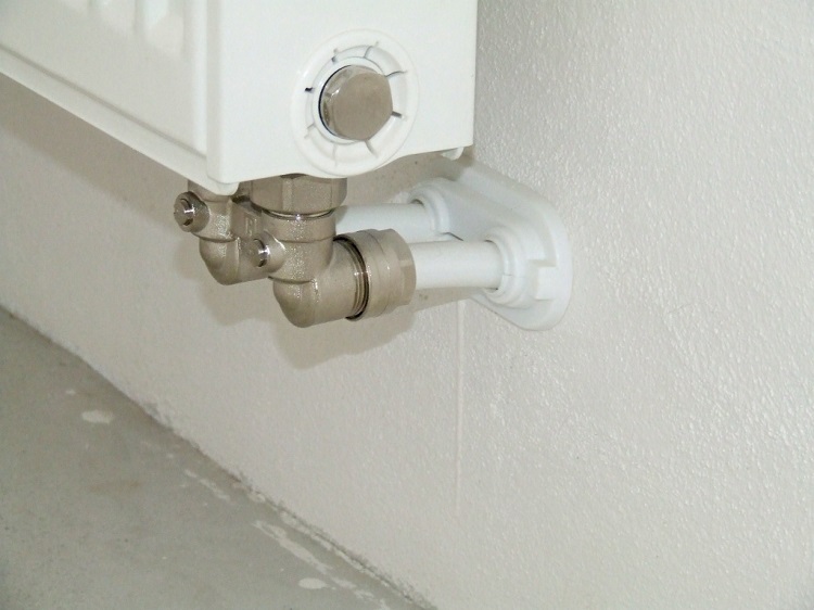 Les tuyaux d'alimentation et de retour peuvent aller dans la même section du radiateur Options de raccordement du radiateur de chauffage