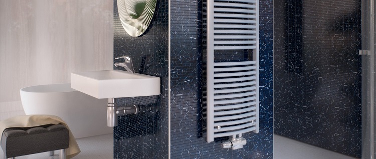 Dans ce mode de réalisation, le radiateur tubulaire agit comme un porte-serviettes chauffant Radiateurs tubulaires